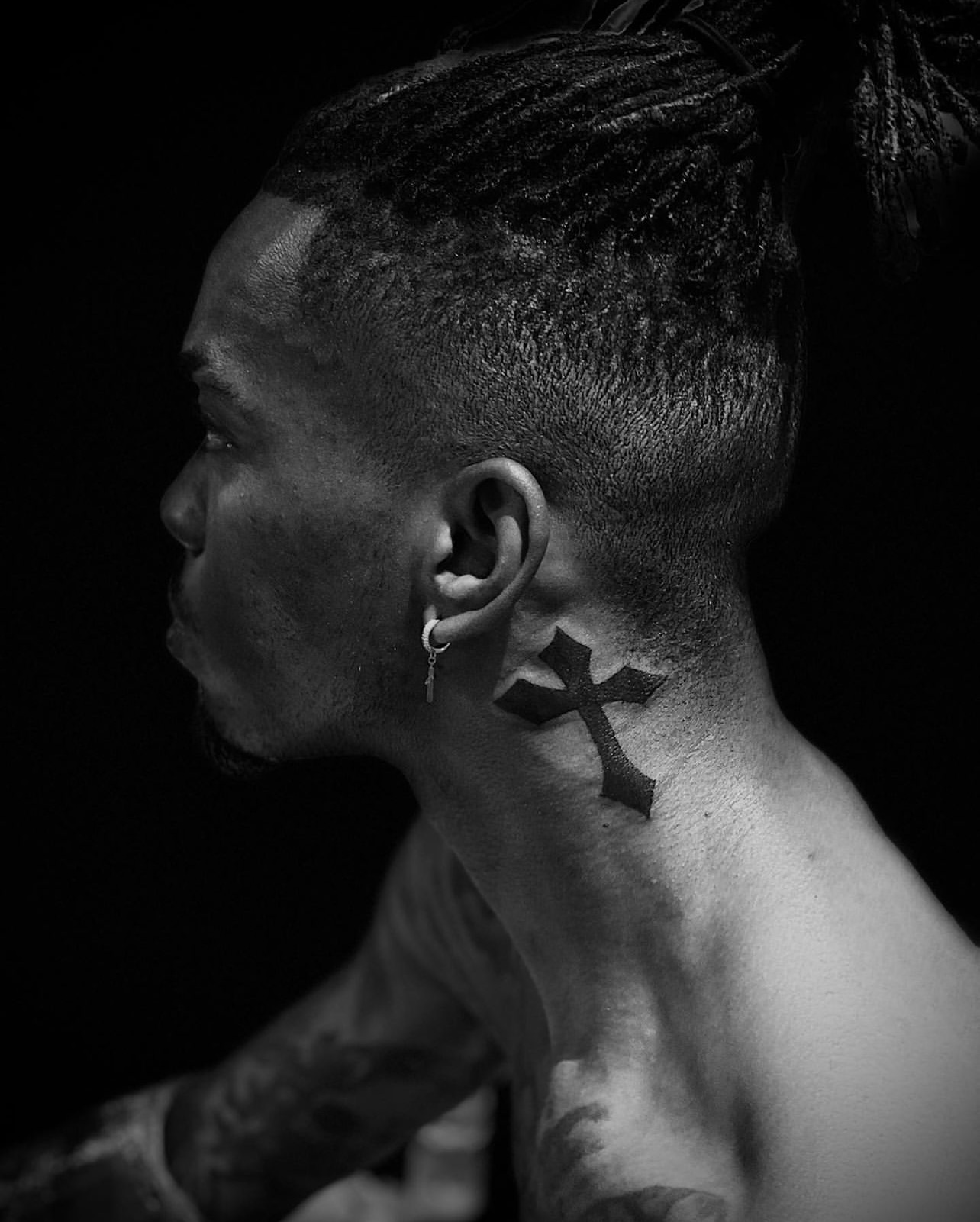 Dream chaser” and feather tattoo on Neymar's neck. | Neymar neck tattoo,  Neymar jr tattoos, Neck tattoo